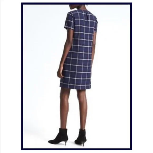 HI SUMMER ☀️ 💙 Banana Republic Women's Short Sleeve Blue Grid Sheath Dress - Picture 3 of 7